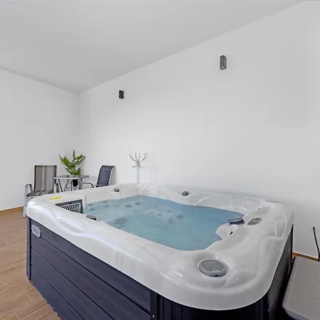 Pinus - Private Pool, Jacuzzi, Game