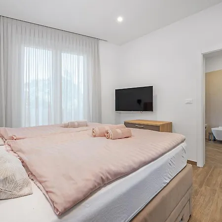 Pinus - Private Pool, Jacuzzi, Game 别墅 波雷奇