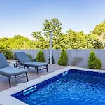 Pinus - Private Pool, Jacuzzi, Game 波雷奇