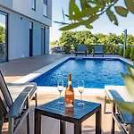 别墅 Pinus - Private Pool, Jacuzzi, Game