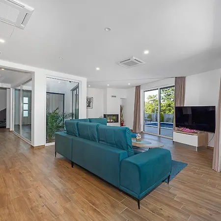 Villa Pinus - Private Pool, Jacuzzi, Game