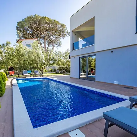 Pinus - Private Pool, Jacuzzi, Game فيلة