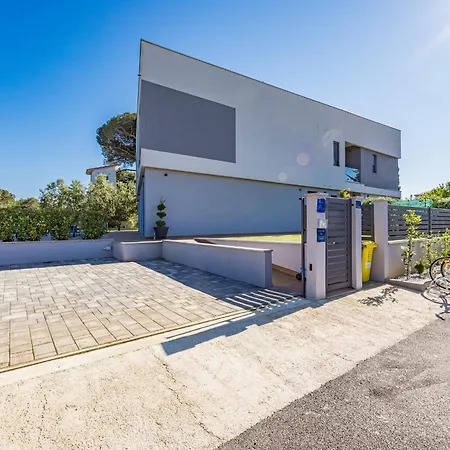 Pinus - Private Pool, Jacuzzi, Game Poreč