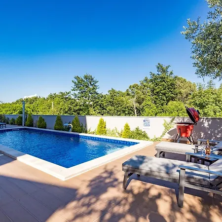 فيلة Pinus - Private Pool, Jacuzzi, Game *