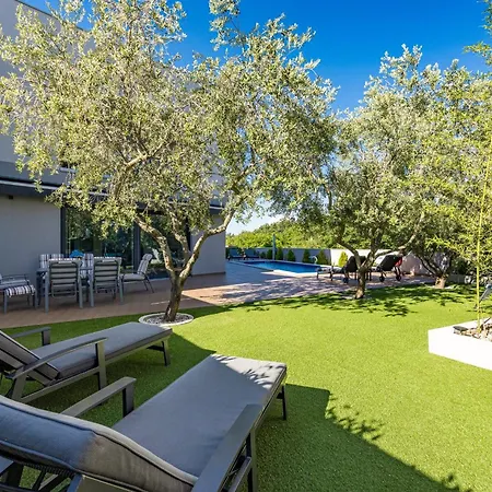 Pinus - Private Pool, Jacuzzi, Game Villa *