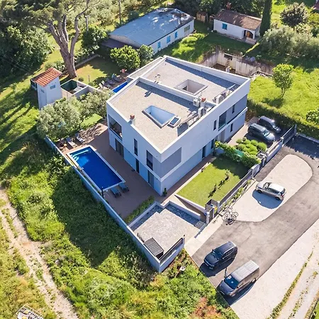 Pinus - Private Pool, Jacuzzi, Game * Poreč