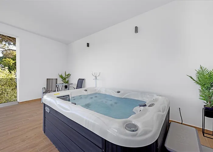 Pinus - Private Pool, Jacuzzi, Game