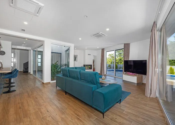 Villa Pinus - Private Pool, Jacuzzi, Game