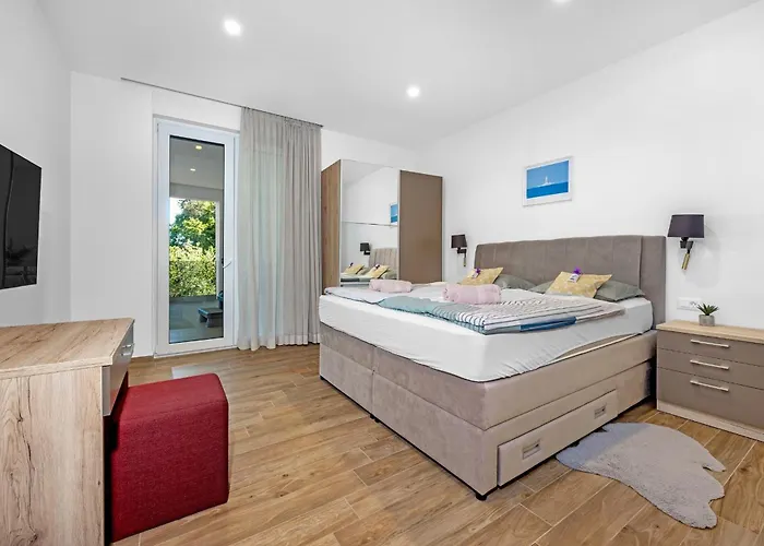 Pinus - Private Pool, Jacuzzi, Game Пореч