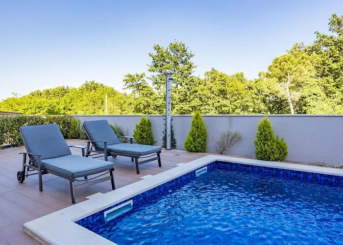 Pinus - Private Pool, Jacuzzi, Game Пореч