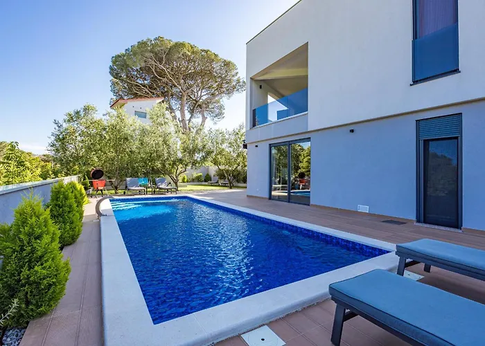 Pinus - Private Pool, Jacuzzi, Game Вилла