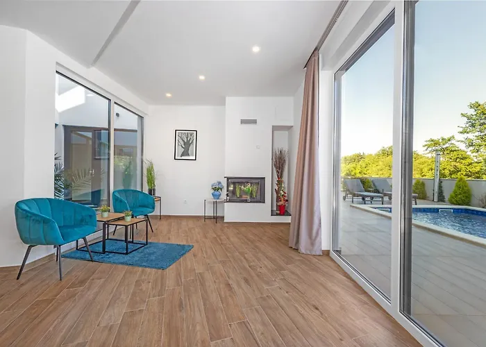 Pinus - Private Pool, Jacuzzi, Game Villa