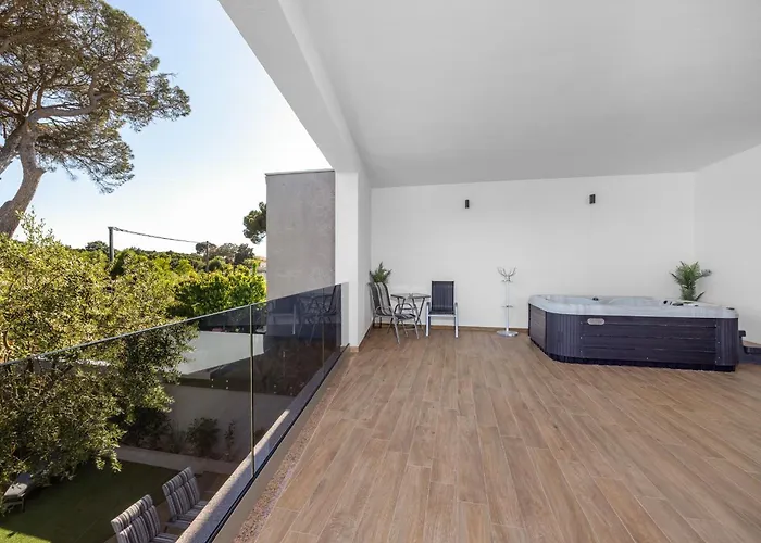 Pinus - Private Pool, Jacuzzi, Game Вилла *