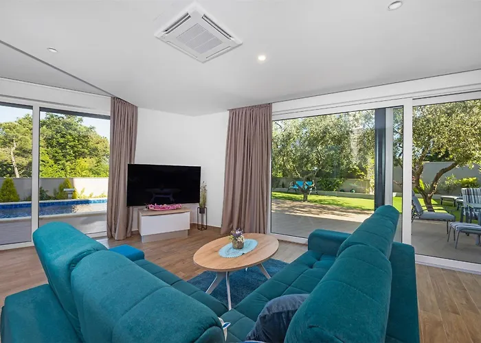 Villa Pinus - Private Pool, Jacuzzi, Game