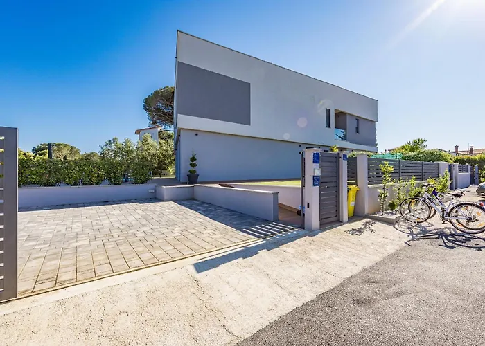 Pinus - Private Pool, Jacuzzi, Game Пореч