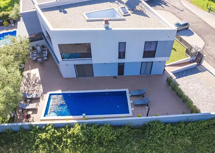 Pinus - Private Pool, Jacuzzi, Game Вилла *