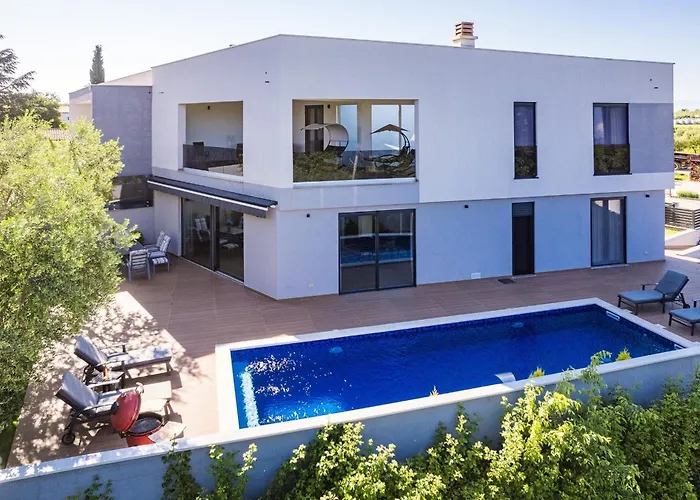 Pinus - Private Pool, Jacuzzi, Game