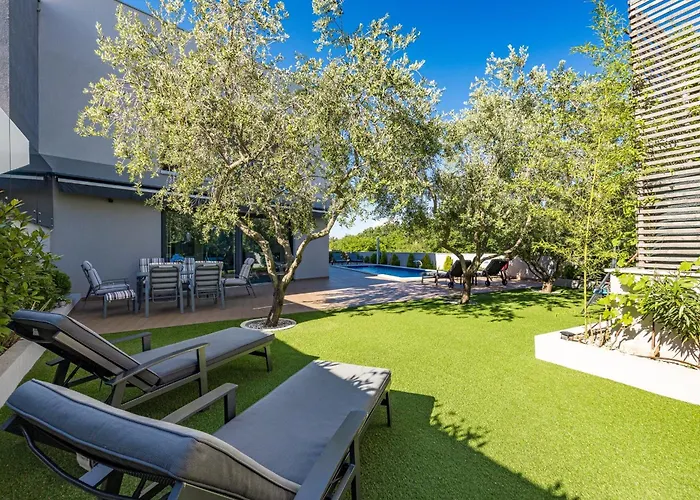 Pinus - Private Pool, Jacuzzi, Game Villa *