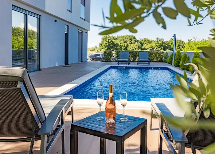 Villa Pinus - Private Pool, Jacuzzi, Game