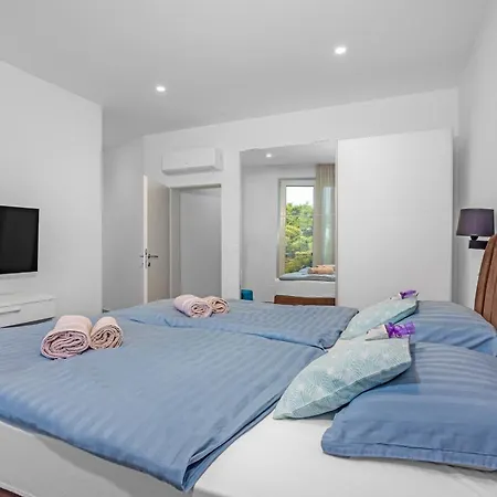 Villa Pinus - Private Pool, Jacuzzi, Game