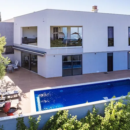 Pinus - Private Pool, Jacuzzi, Game