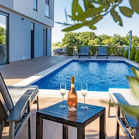 Villa Pinus - Private Pool, Jacuzzi, Game